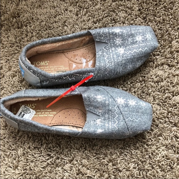 toms youth size 6 in womens